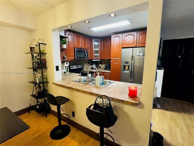 Foto del edificio - 3013 N Oakland Forest Dr