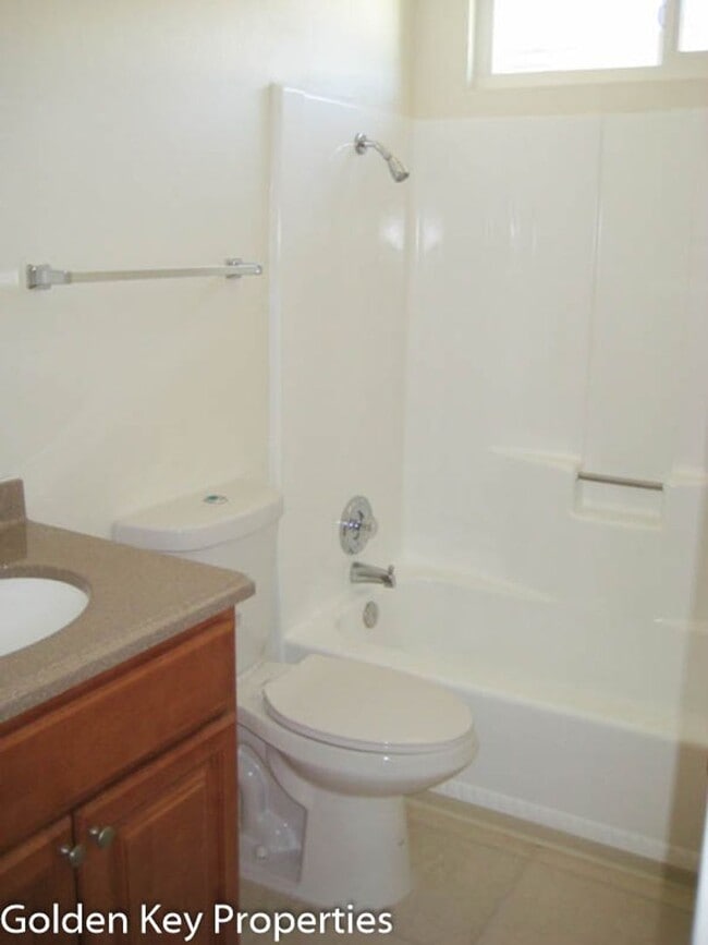 Foto del edificio - 2BR/1BA Duplex in Oceanside! Pet Friendly!...