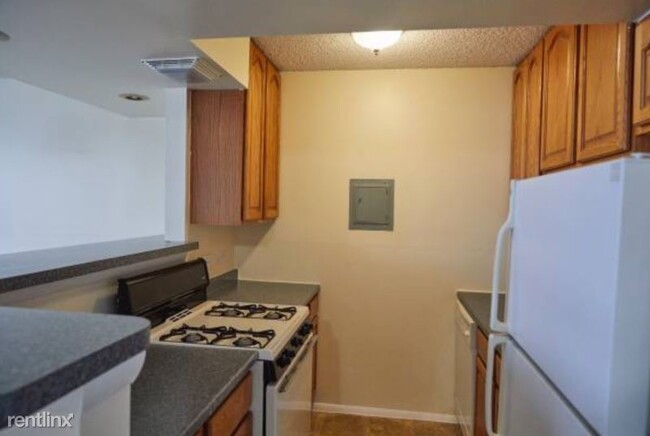 Building Photo - 2 br, 2 bath Townhome - 557 Broadway