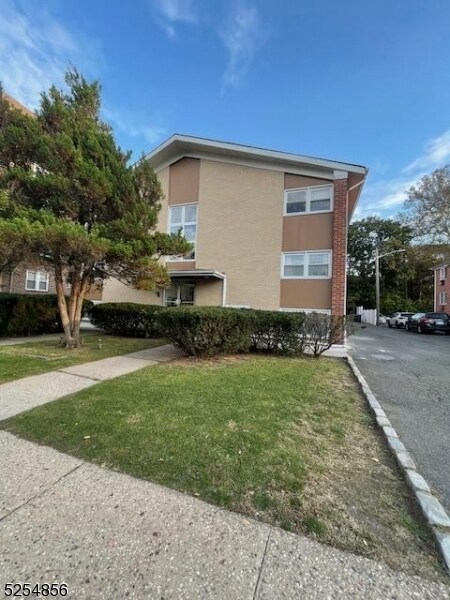 Building Photo - 26 Stiles St