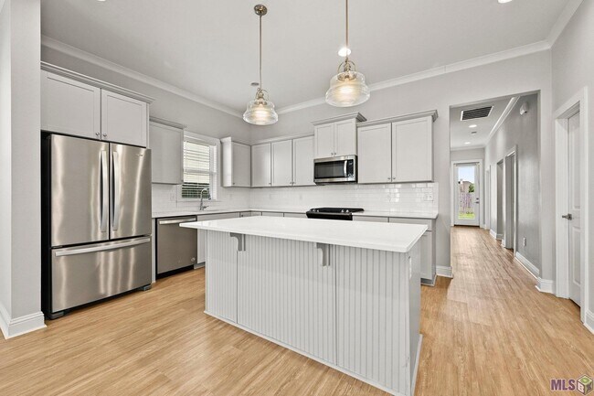 Building Photo - Beautiful Modern Farmhouse 3 bedroom plus ...