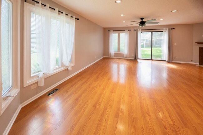 Building Photo - 329 Redwing Dr