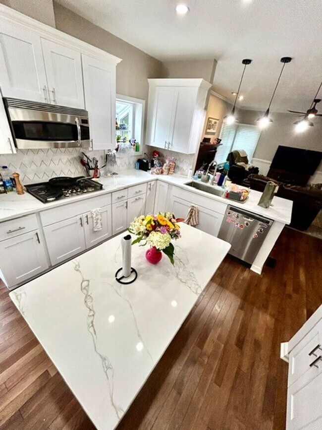Foto del edificio - CHARMING HOME IN HIGHLY SOUGHT AFTER NEIGHBORHOOD.