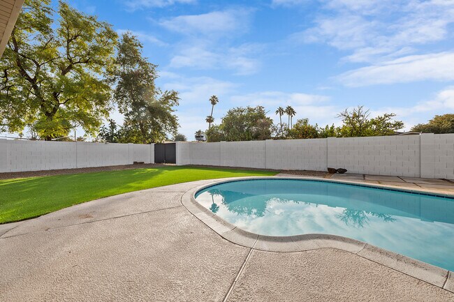 Building Photo - 2133 E El Parque Dr