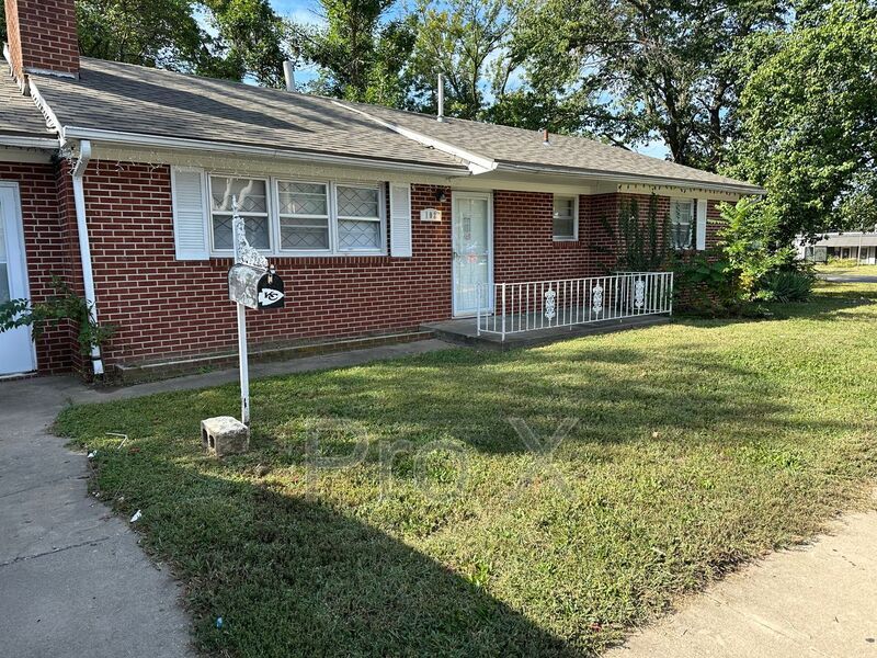 Foto principal - 102 E Ford Ave