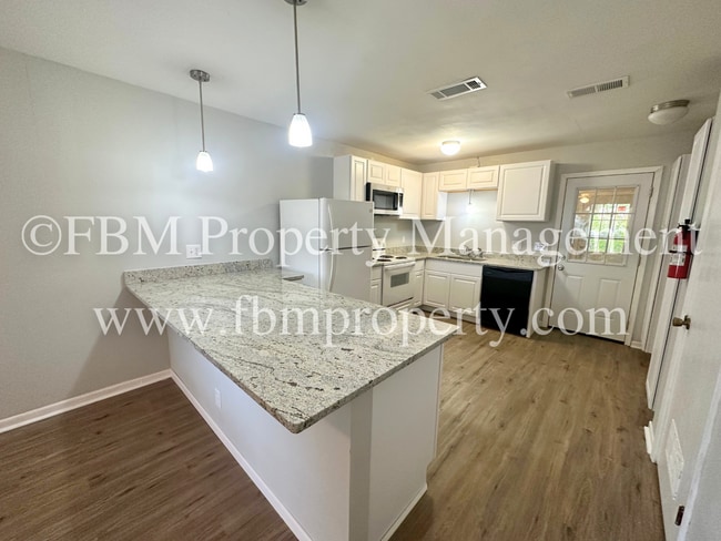 Building Photo - 108-110 Sunset Dr