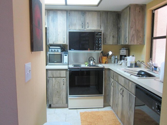 Building Photo - 13612 S Village Dr