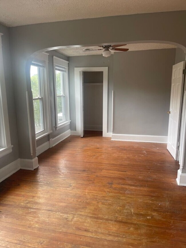 Building Photo - 3 Bedroom Close to Downtown!