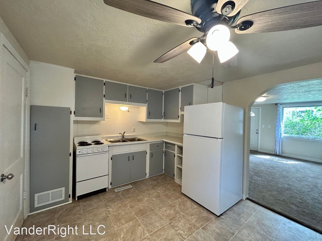 2 br, 1 bath House 1700 E Austin St House Rental in Sioux Falls, SD