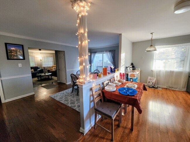 Open concept living - 930 Green St