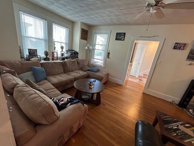 Foto del edificio - Huge 4 bed near the Red Line in Quincy.