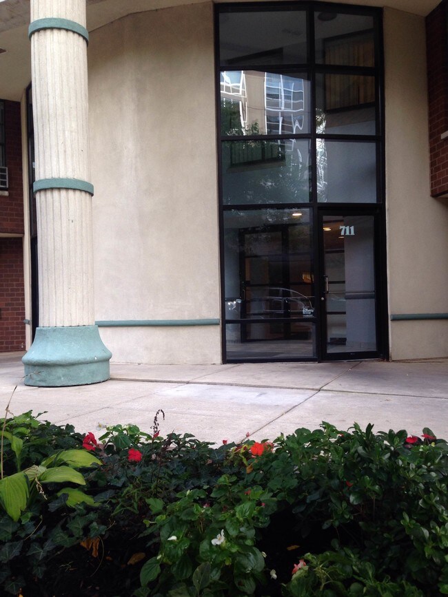 Foto del edificio - 711 W Gordon Terrace