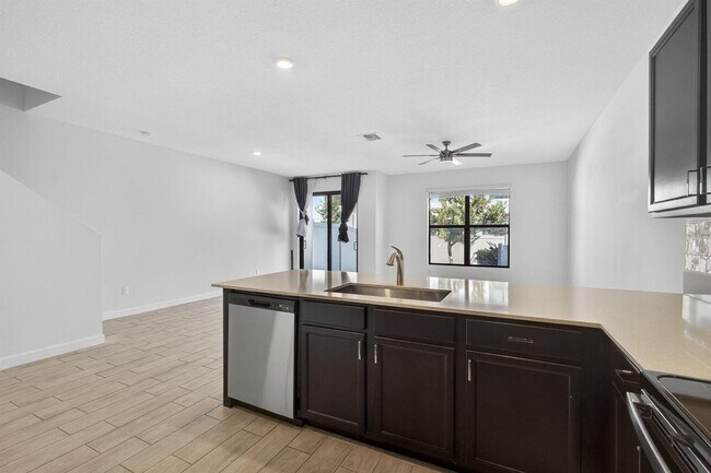 Foto del edificio - 4408 Hemlock Dr