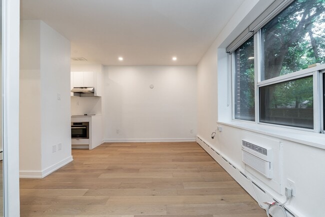 Building Photo - 263 Russell Hill Rd