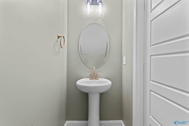 Building Photo - 243 Susan Lynn Dr