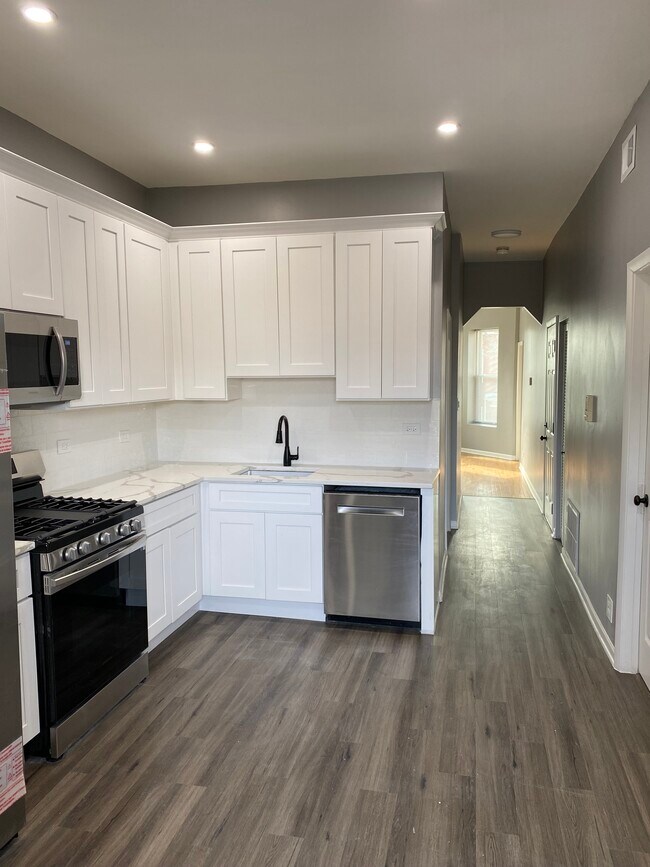 Foto del edificio - 3343 N Troy St