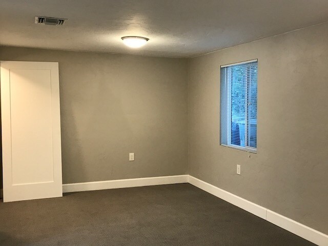 Foto del edificio - PRE-LEASE AUGUST 2026 - Spacious Guest House