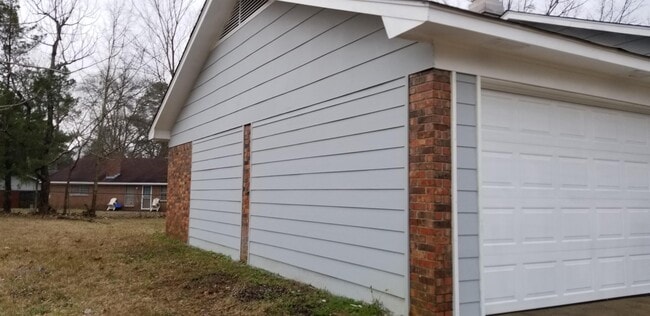 Building Photo - 4725 Will-O-Wood Blvd