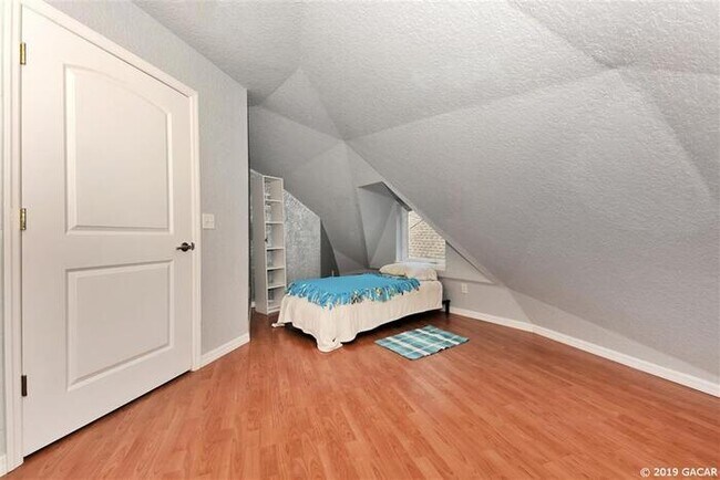 Building Photo - Beautiful 4/2.5 in Newberry on 5 Acres!