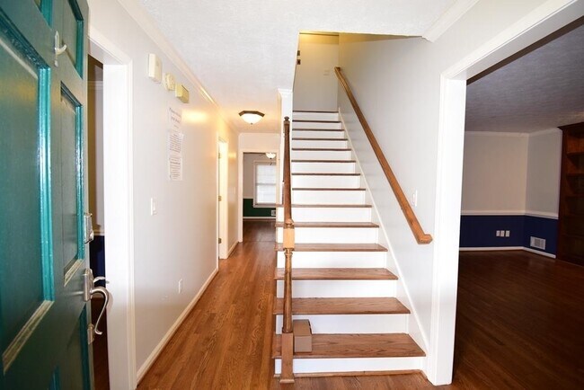 Building Photo - 6470 Bennington Dr