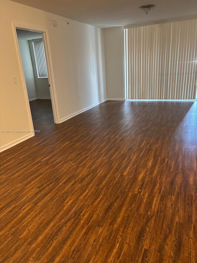 Foto del edificio - 2133 Renaissance Blvd
