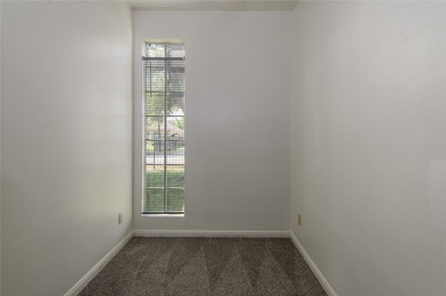 Foto del edificio - 4705 Lyons Ave