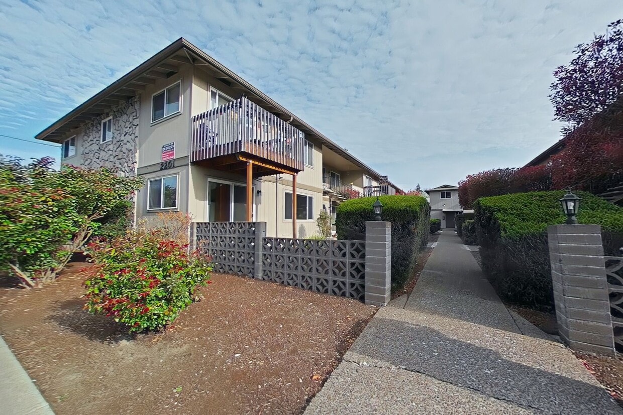 Primary Photo - 2 Bedroom Apartment ~ Close to Campus ~ Ca...