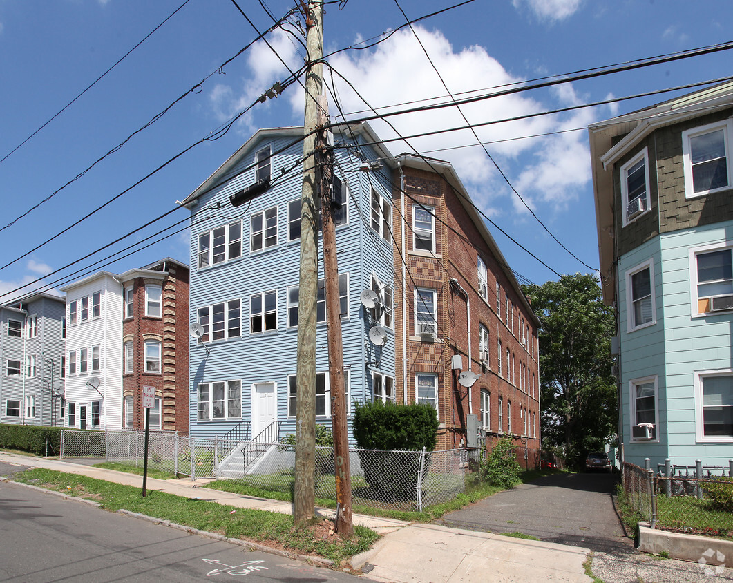 Building Photo - 77 Booth St