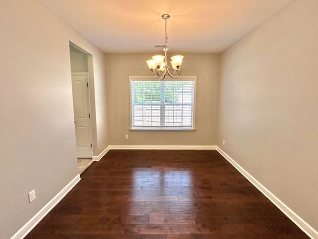 Building Photo - Now leasing a spacious 4-bedroom 3 bath ho...