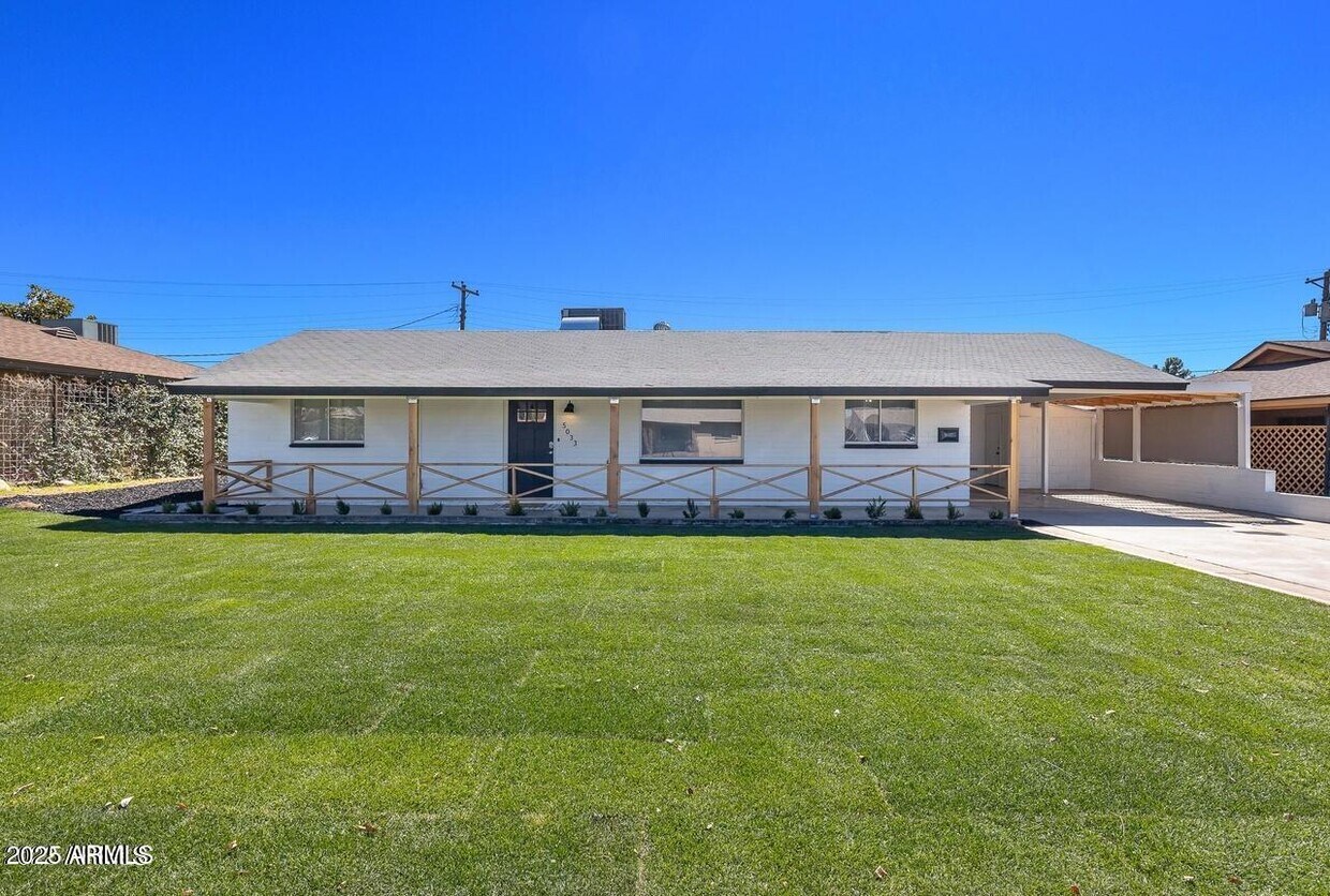 Foto principal - 5033 E Sheridan St