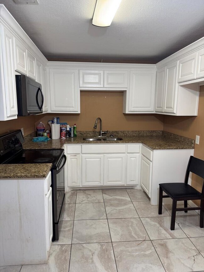 Foto del edificio - 2826 Hilltop Dr