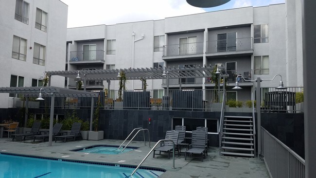 Pool & hot tub courtyard - Sunset West Apartments