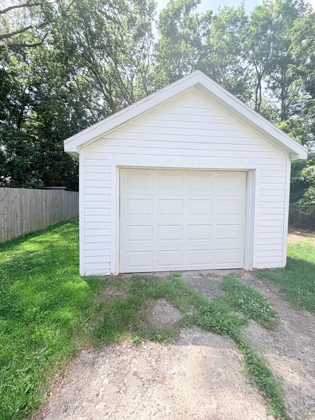 Building Photo - 428 S Clemens Ave