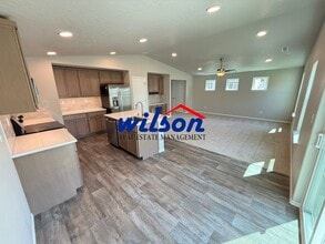 Building Photo - 4704 W Oak Ave