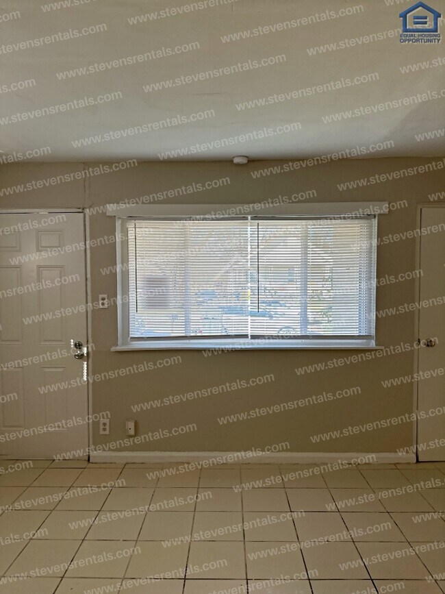 Building Photo - Convenient 2-bedroom Duplex
