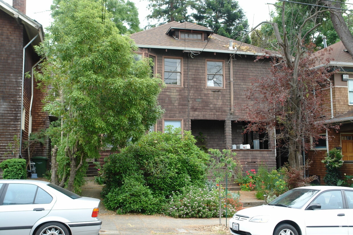 Primary Photo - 2808 Derby St