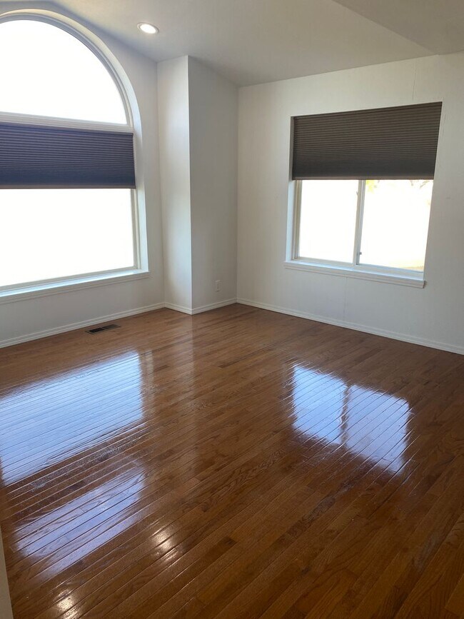 Building Photo - Beautiful Home in The Cove West Community