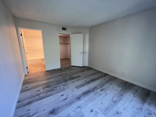 Foto del edificio - Croft Plaza Apartments