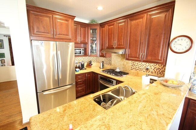 Foto del edificio - Furnished 3 Bedroom UTC/La Jolla Townhome