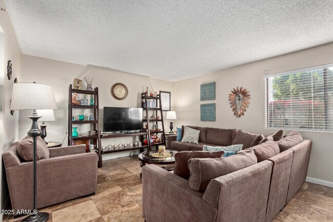Foto del edificio - 8155 E Roosevelt St