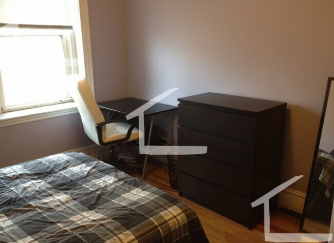 Foto del edificio - No Brokers Fee, Steps from the T Stop, Eat-in Kitchen Porch, Parking for Rent, Pets Friendly