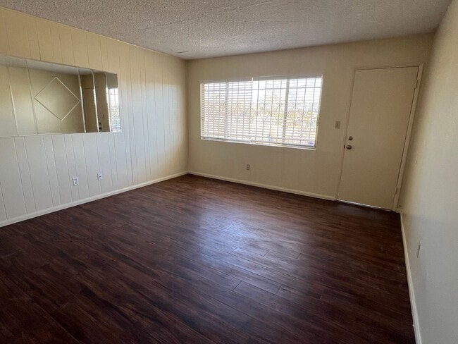 Building Photo - ***$200 Move-in special if you move-in by ...