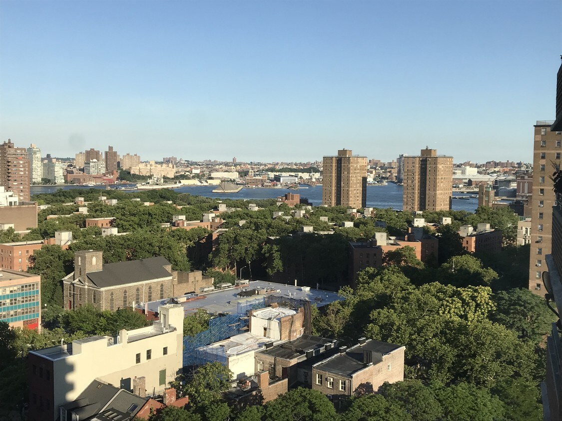 Stunning view of East River & NYC skyline - 264 E Broadway