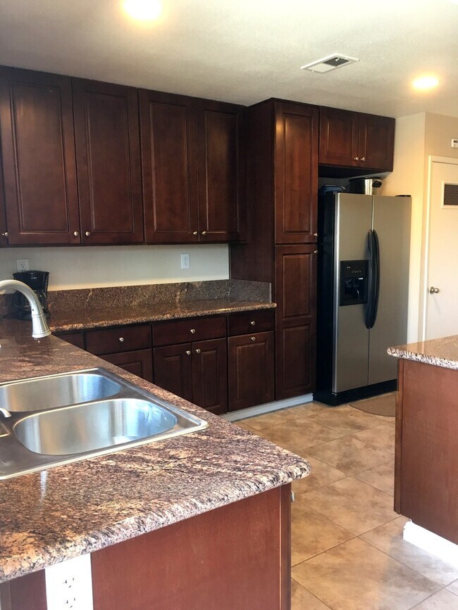 Foto del edificio - 3 Bedroom Condo - End Unit For Lease