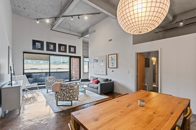 Foto del edificio - Fully Furnished 2 Bed / 2 Bath Modern Apartment Near Union Station! $2695.00!