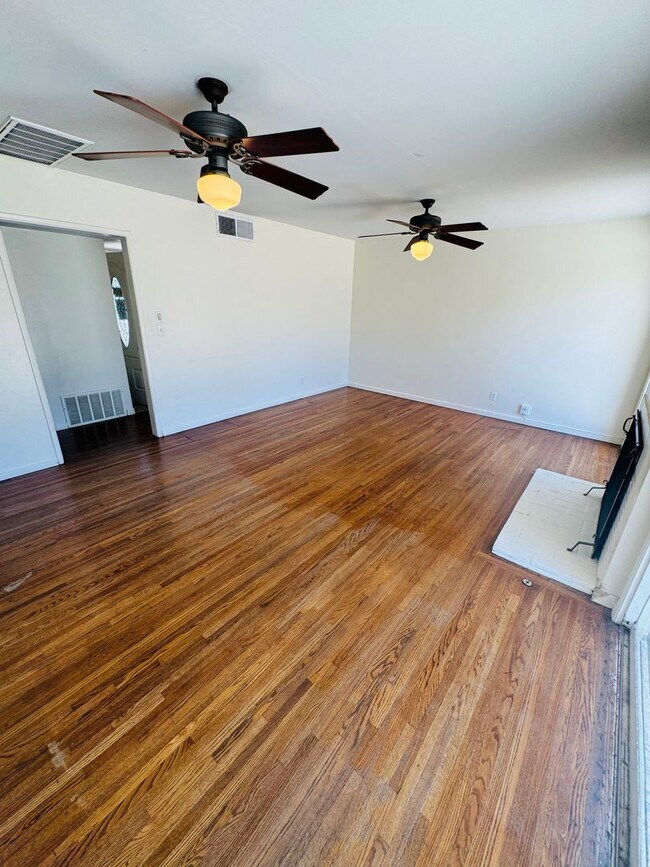 Foto del edificio - Charming property in Bakersfield – Minutes...