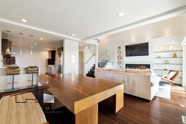 Building Photo - 5091 Ridgedale Dr