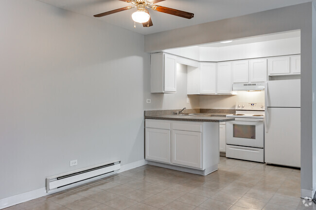 1BR, 1BA - Comedor/Cocina - Fairway Green Apartments