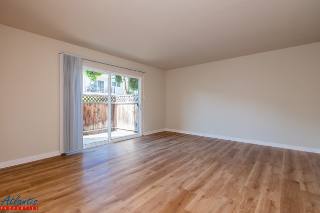 Building Photo - 642 Blythe Ct