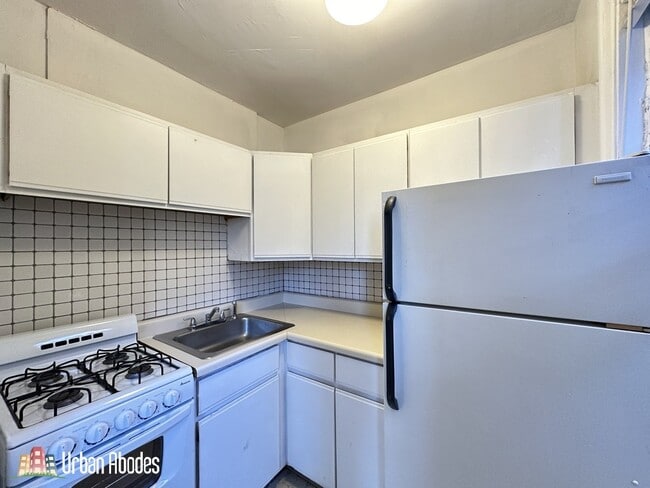 Building Photo - 701 W Belmont Ave